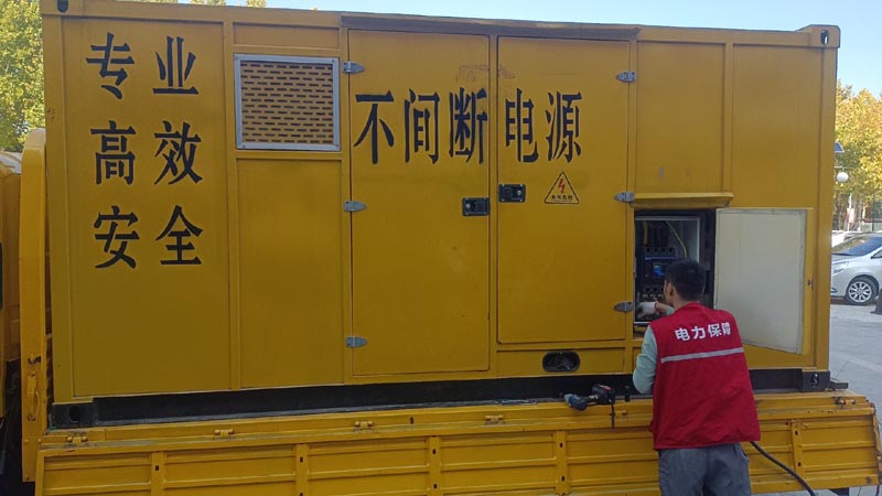 云和柴油发电机组和UPS电源配合使用时，如何避免切换过程中的电力中断？